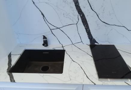 Столешница из кварцевого агломерата Avant Quartz Калакатта Аяччо 7300